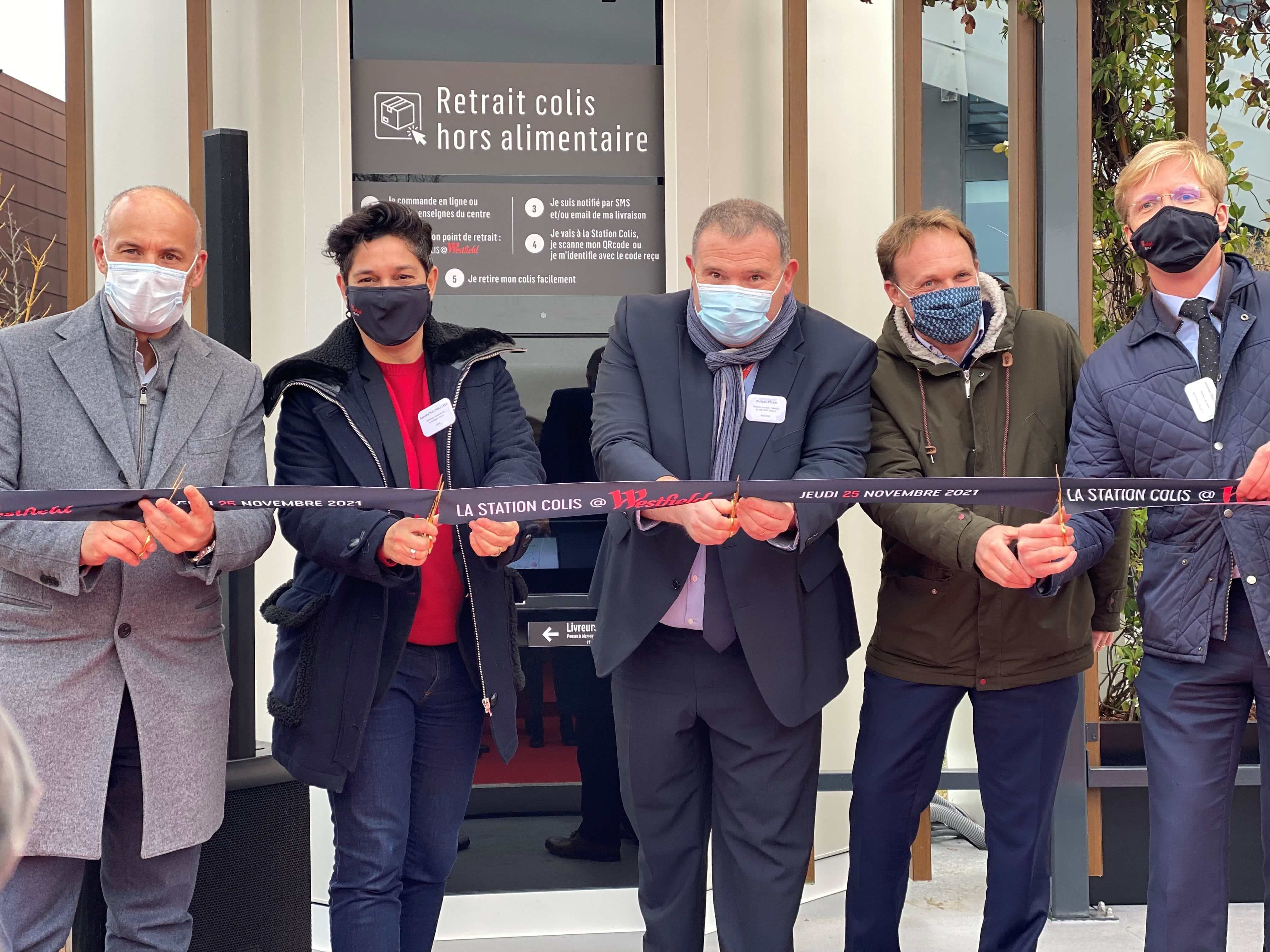 Station Colis@Westfield was inaugurated in the presence of URW Chief Customer Officer Caroline Puechoultres, Director of PMPS France & Europe and Shopping Center Experience Europe Alexis Veron and Westfield Vélizy 2 Shopping Centre Manager Jonathan Toulemonde. 